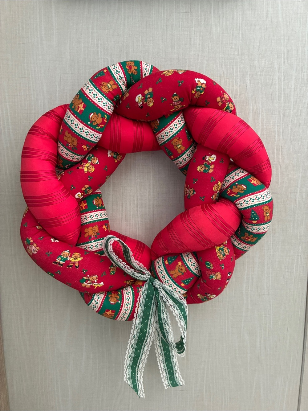 Vintage Braided Christmas WREATH Cotton
Cloth Red Green Country Cottage